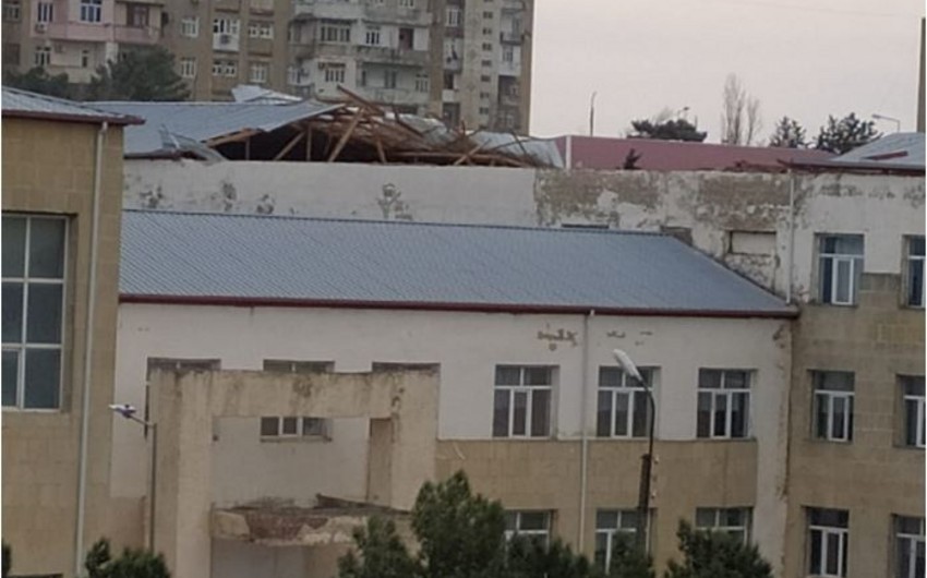 Bakıda güclü külək orta məktəbin dam örtüyünü uçurdu
