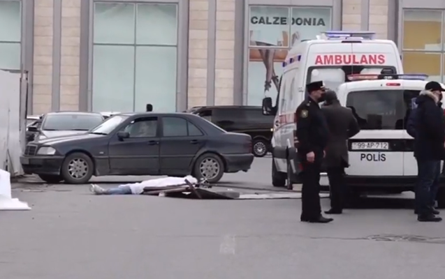 Bakıda qadının üzərinə dəmir düşdü, hadisə yerində öldü - Video