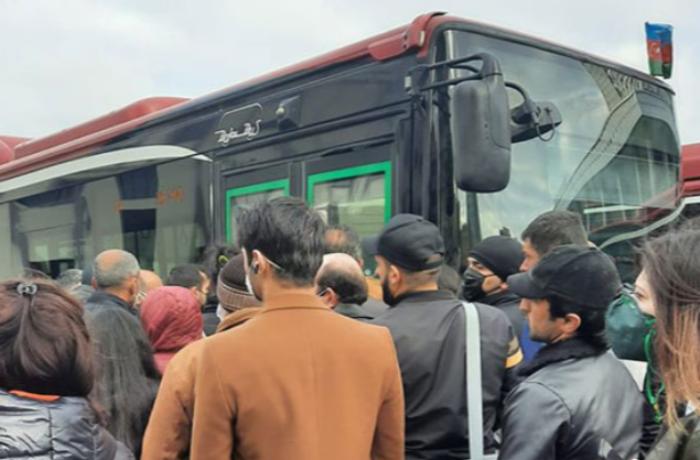 Avtobuslarda olan sıxlığın səbəbi nədir? - AÇIQLAMA
