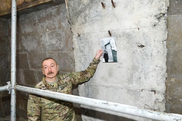 İlham Əliyev 39 il əvvəl Heydər Əliyevin Şuşada çəkdirdiyi şəkli göstərdi - FOTO