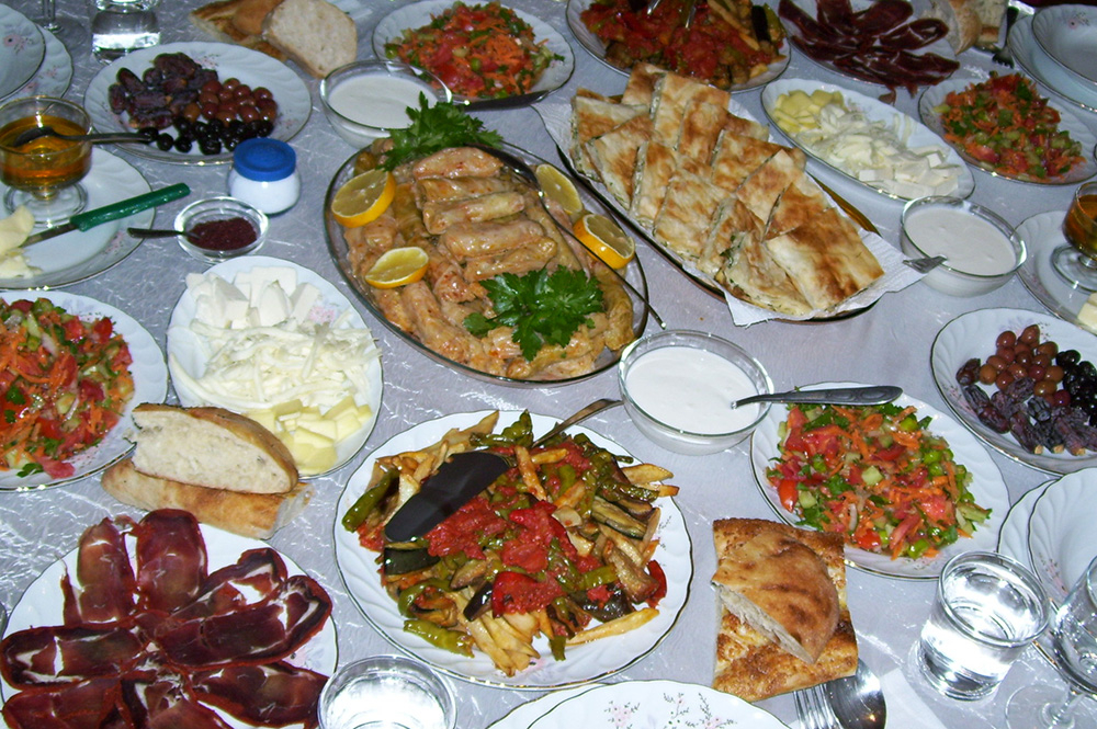Evdə toy keçirmək istədilər - Polis qoymadı