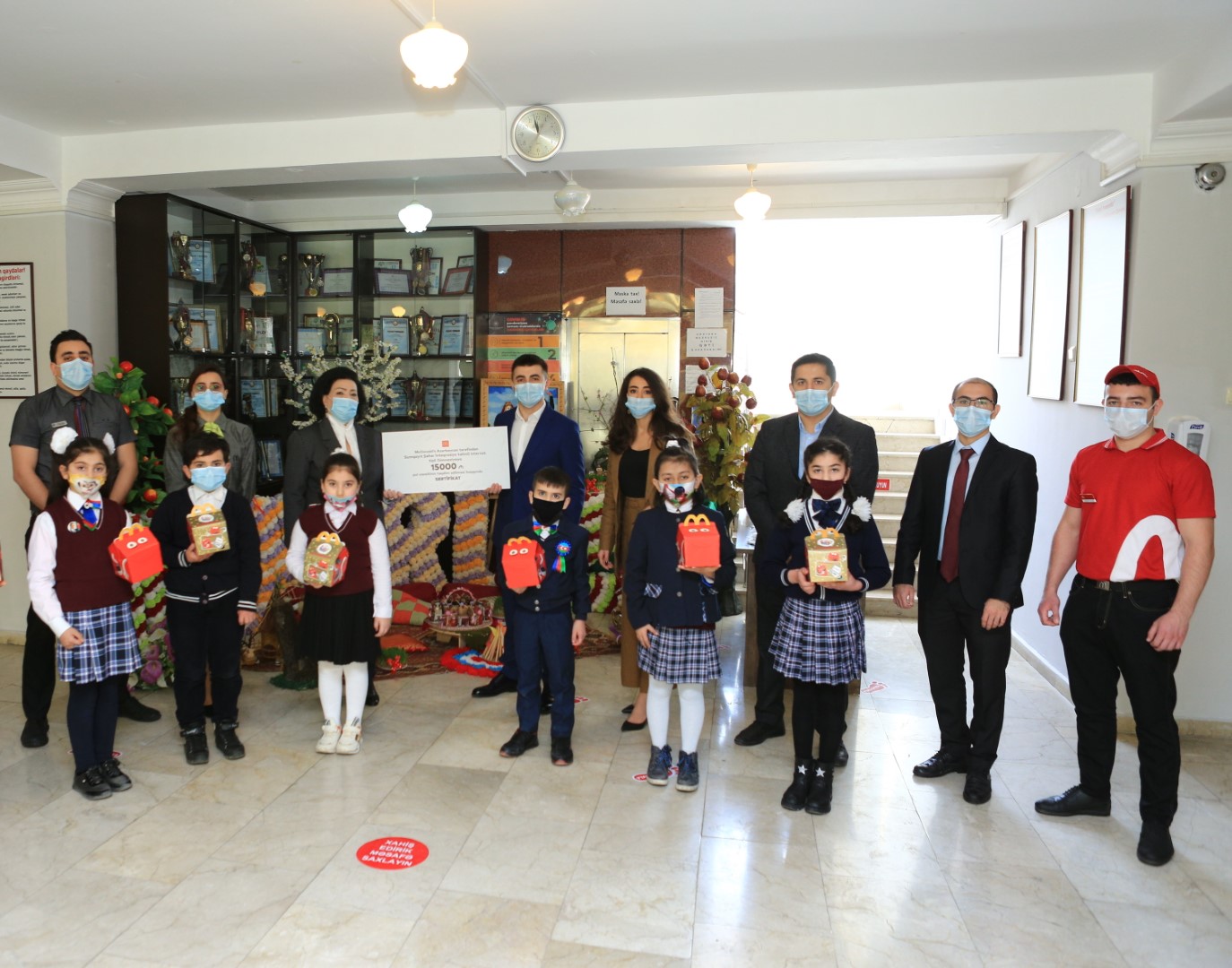 “McDonald’s Azerbaijan” Sumqayıtda fəaliyyət göstərən internata 15 000 AZN ianə etdi – FOTO