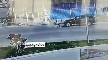 Sürücülərin diqqətinə: Azərbaycanda qadın özünü maşının önünə atır - VİDEO