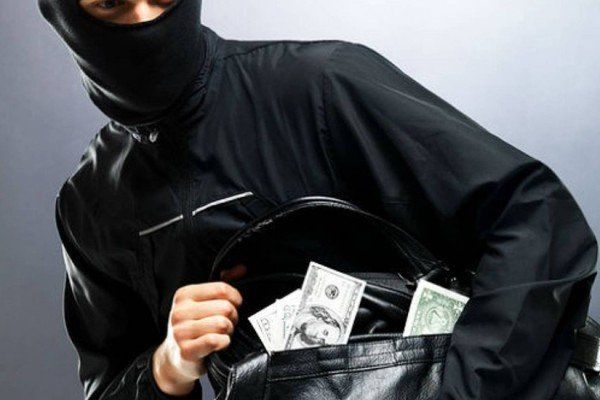 Bakıda qarajdan 30 000 dollarlıq oğurluq