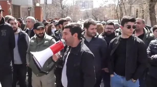 Ermənistanda Türkiyə bayrağı yandırıldı - VİDEO