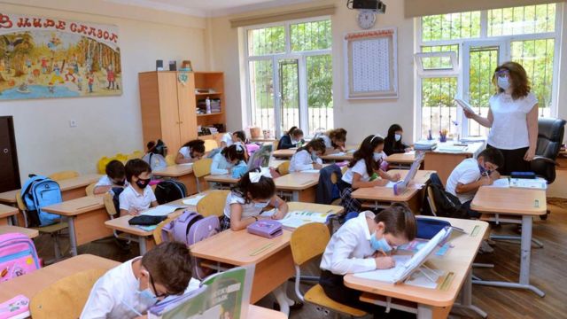 Paytaxtda daha üç məktəbdə ənənəvi dərslər bərpa olundu