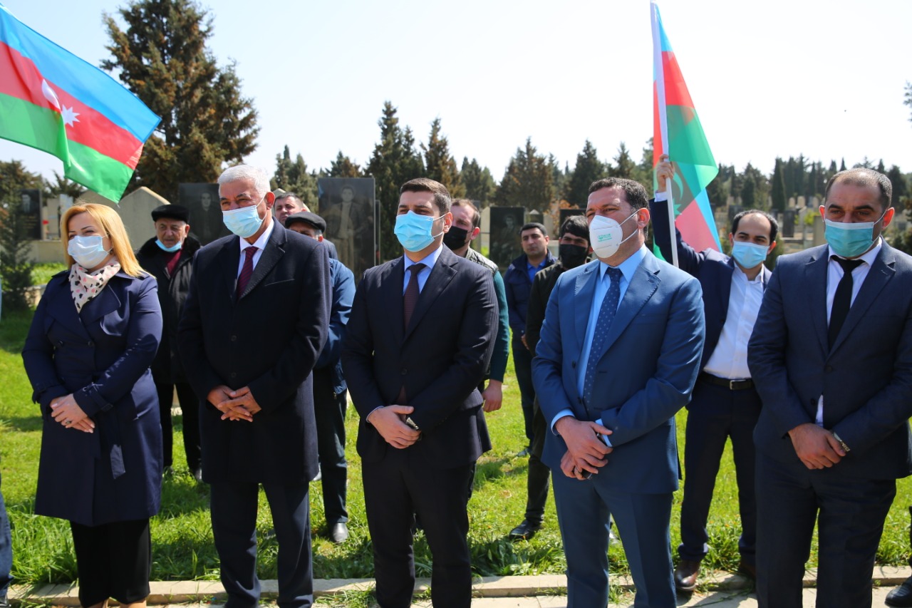 Binəqədi rayonunda Aprel şəhidlərinin məzarı ziyarət olunub - FOTO