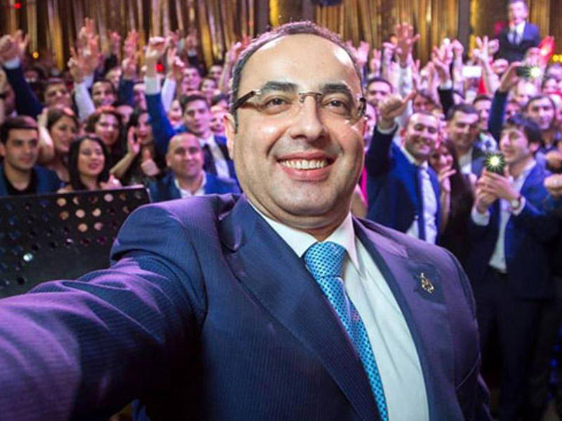“İdeal” mağazalar şəbəkəsinin keçmiş sahibi həbs olundu