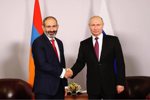 Putinlə Paşinyanın görüşü başladı