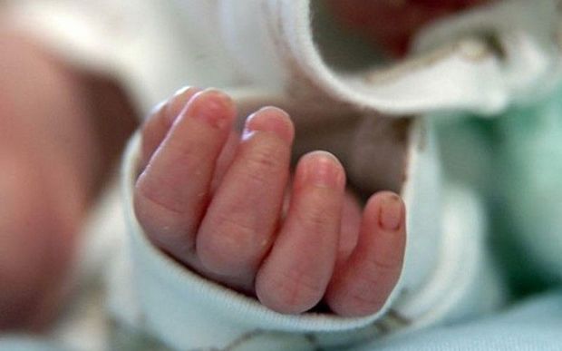 Bakıda üzərinə qapı düşən körpə öldü