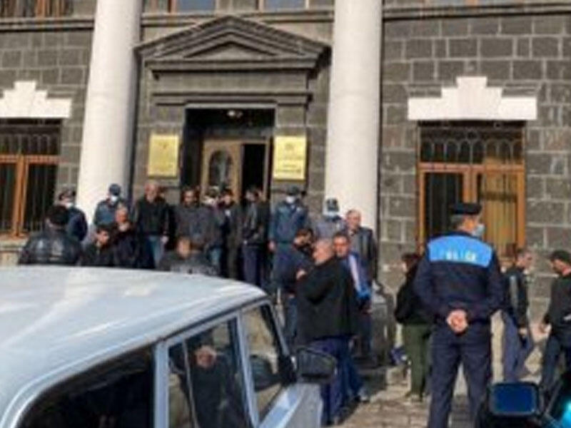 Erməni valideynlər Paşinyandan cavab gözləyir
