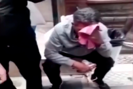 14 yaşlı qıza sataşan kişini küçədə döydülər - VİDEO