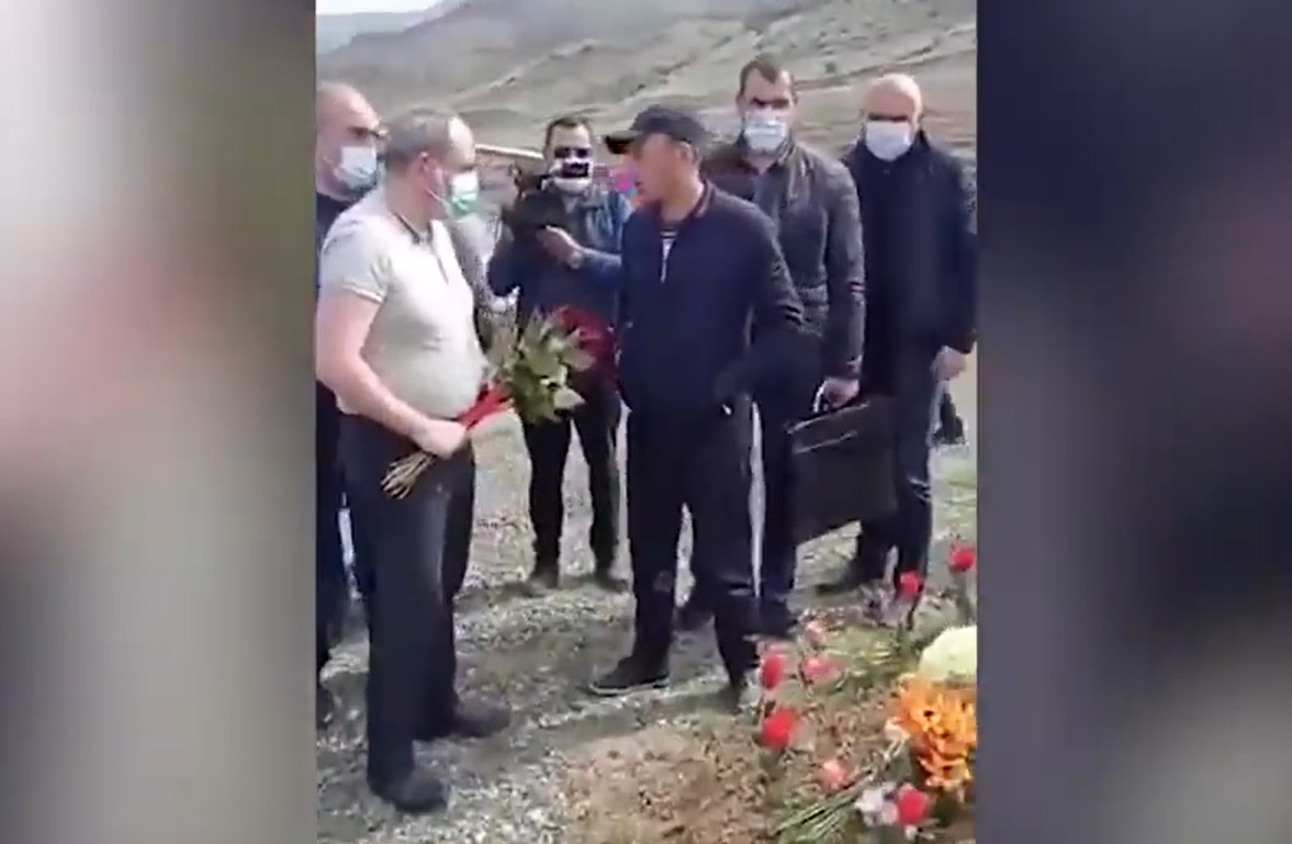 Əsgərin məzarına gül qoymaq istəyən Paşinyanı peşman etdilər - VİDEO
