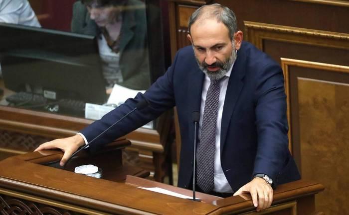 Artak Zakaryan: “Paşinyan məğlubiyyətə görə hərbçiləri günahkar bilir”
