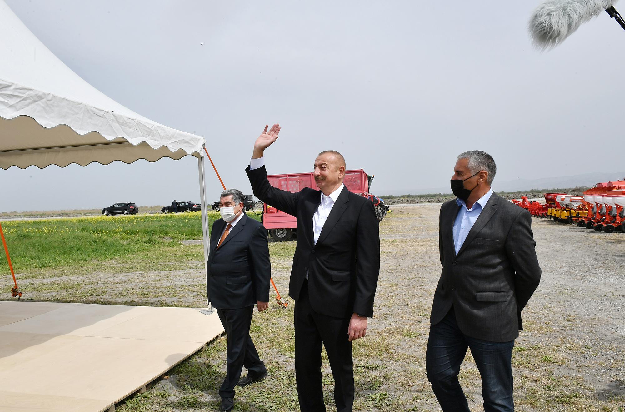 Prezident Hacıqabulda fermer Elşən Xəlilovun pambıq tarlasında səpin prosesini izləyib - FOTO