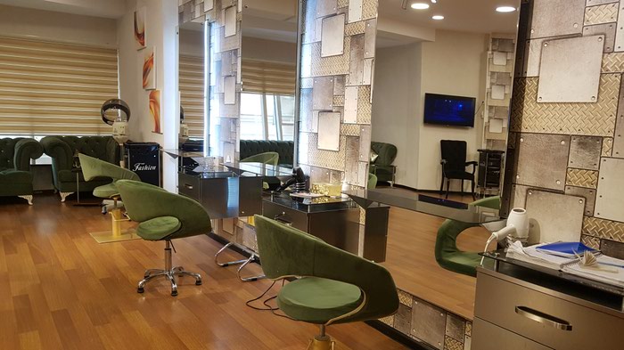 Gözəllik salonunda işləyən kişini bıçaqladılar