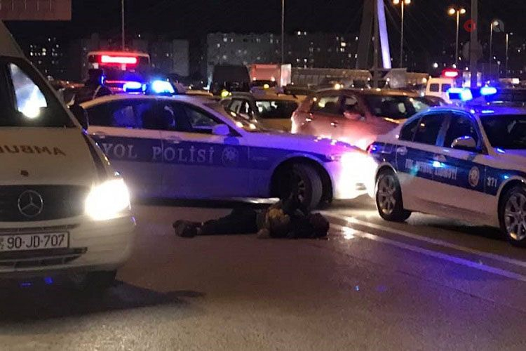 Aeroport yolunda avtomobil piyadanı vurdu, yaralı komaya düşdü