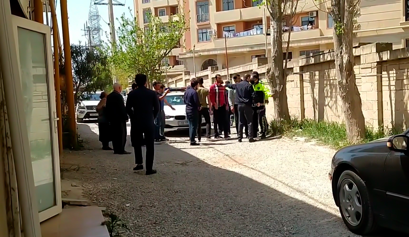 Yol polisi sürücünü zor tətbiq edərək saxlayıb? - Rəsmi açıqlama