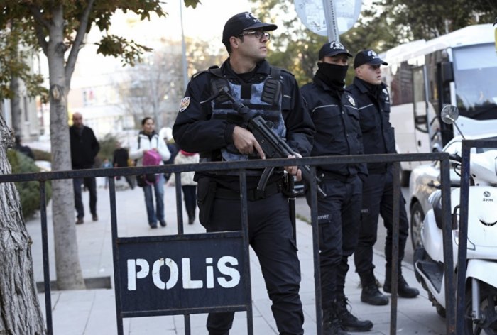 İstanbulda polislər arasında atışma: Qadın polis güllələndi