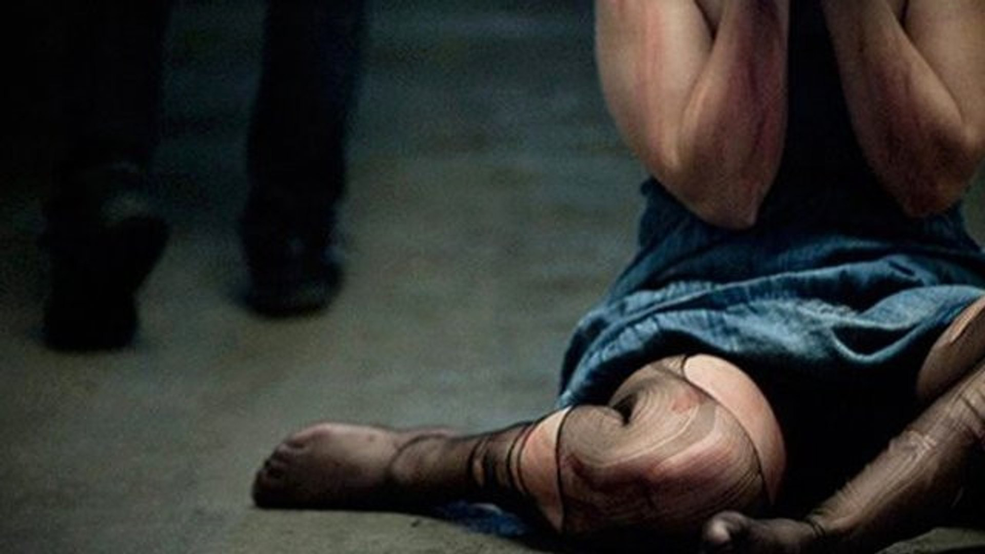 Azərbaycanda kişi keçmiş arvadını maşından zorla endirdi, küçədə lüt soyundurdu və…
