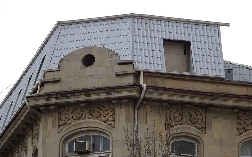 Bakıda tarixi binanın üzərində qanunsuz tikilən mansard sökülür