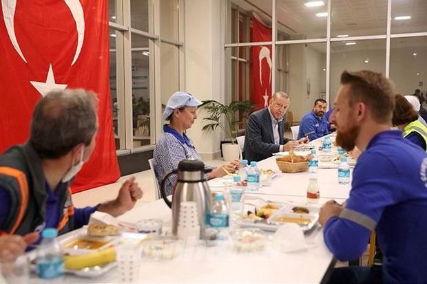 Ərdoğan iftarını fabrik işçiləri ilə birgə açdı - FOTO