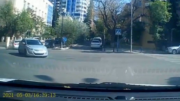 Bakıda ana və iki uşağı qəzadan son anda xilas oldu - ANBAAN VİDEO