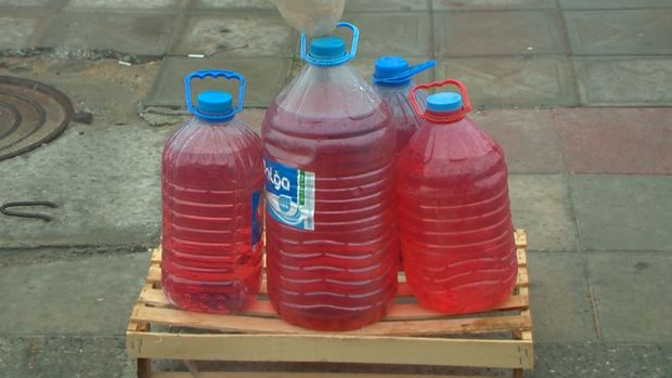 Plastik qabdakı “bomba”: Vətəndaş həyətində benzin satır, bəs nəzarəti kim etməlidir? - VİDEO