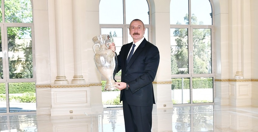 AVRO-2020-nin kuboku Prezident İlham Əliyevə təqdim olundu - FOTO