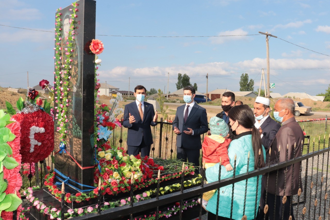Deputatla icra başçısı şəhidin məzarını ziyarət edib - FOTOLAR