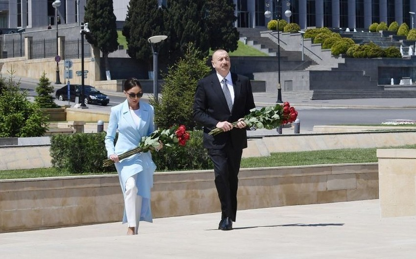 İlham Əliyev və Mehriban Əliyeva Həzi Aslanovun məzarını ziyarət ediblər