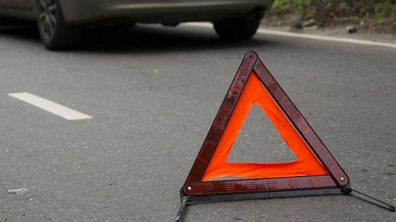Bakıda minik avtomobili dəmir maneəyə çırpılıb, ölən var