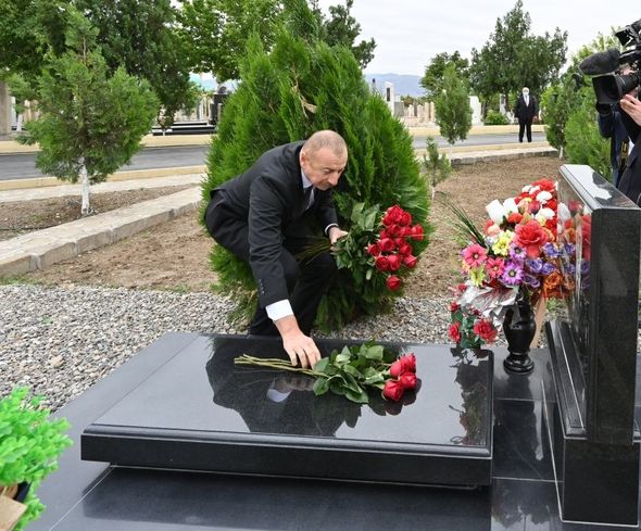 İlham Əliyev Naxçıvanda Vətən müharibəsi şəhidlərinin məzarlarını ziyarət etdi - FOTO