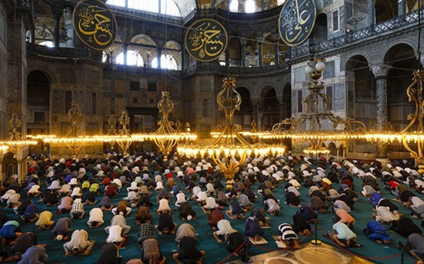 Ayasofyada 87 il sonra ilk bayram namazı qılınıb