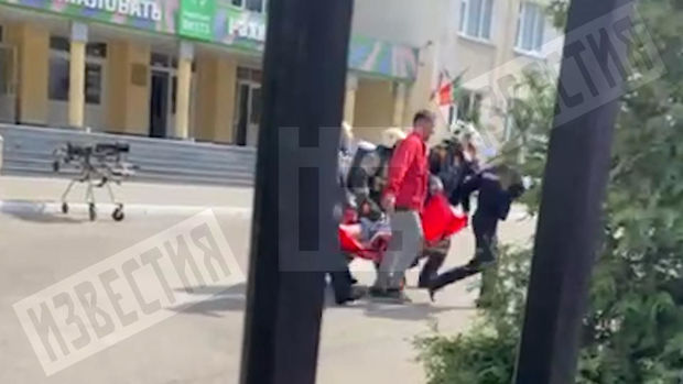 Kazan gimnaziyasında atışmanın ilk dəqiqələri ilə bağlı kadrlar yayıldı - VİDEO