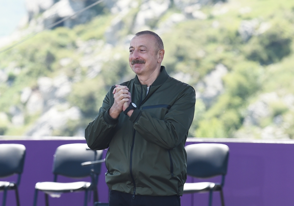 Prezident Nic qəsəbəsindəki Müqəddəs Məryəm Ana Alban kilsəsində olub
