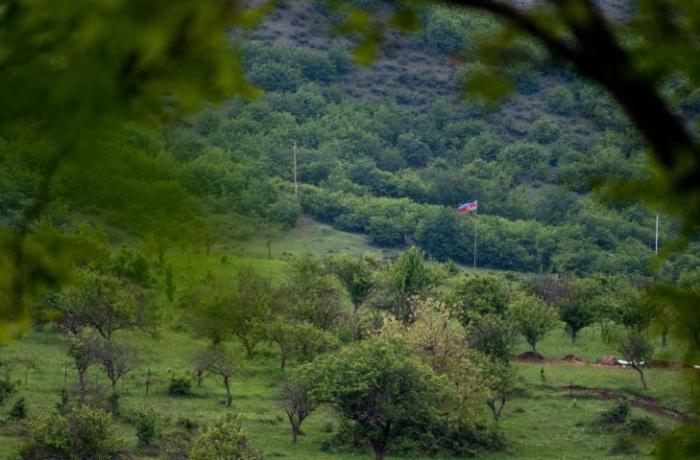 Azərbaycan əsgəri Xocavənddəki erməniləri “separatçı bayrağı”nı çıxarmağa məcbur etdi