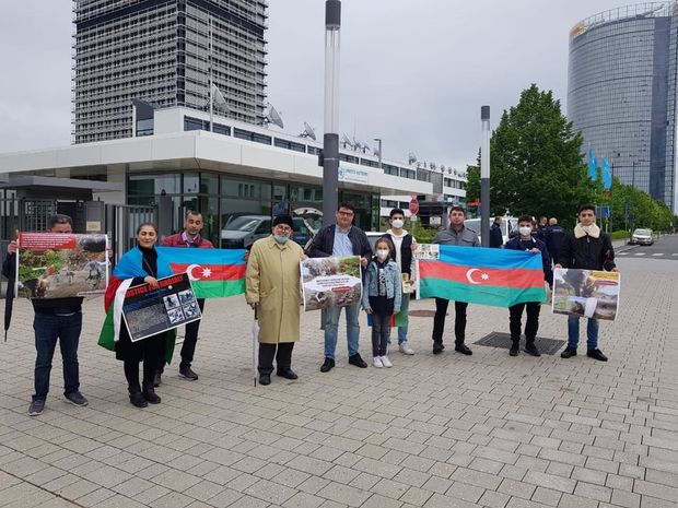 Almaniyada yaşayan azərbaycanlılar etiraz aksiya keçirib