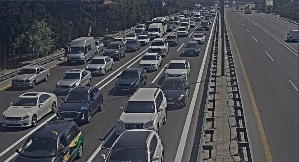 Heydər Əliyev prospektində maşın aşdı, tıxac yarandı - FOTO
