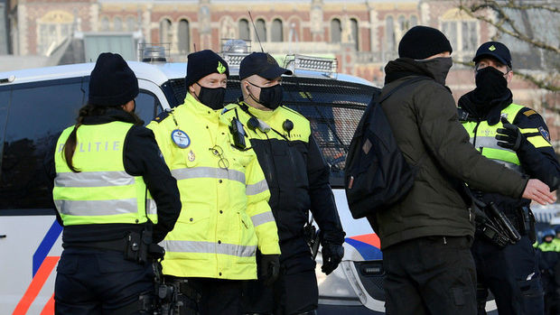 Amsterdamda silahlı şəxs yoldan keçənlərə hücum etdi: Ölən və yaralılar var