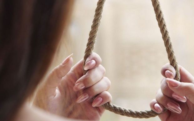 Azərbaycanda 15 yaşlı qız özünü asdı