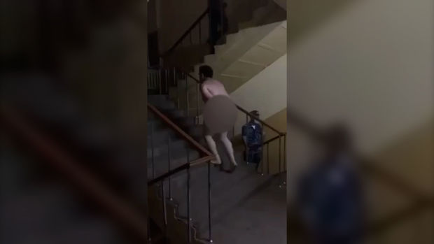İrəvandan rüsvayçı görüntülər: Polis vətəndaşı soyundurub alçaldır - VİDEO