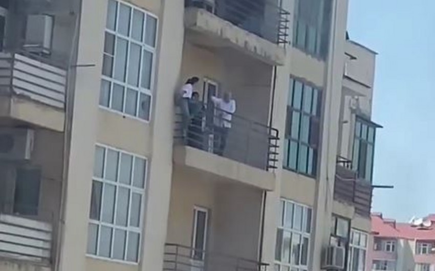 Bakıda gənc qız özünü binadan belə atmaq istədi - VİDEO