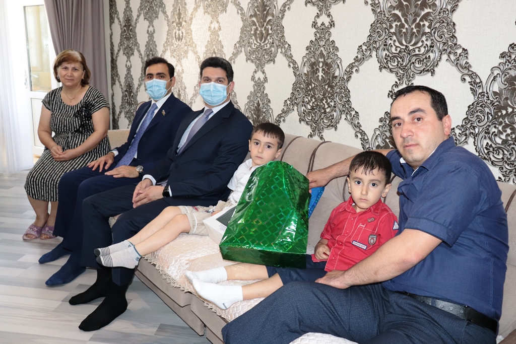 İcra başçısı və deputat şəhid ailələrinə, qazilərə baş çəkdi - FOTOLAR