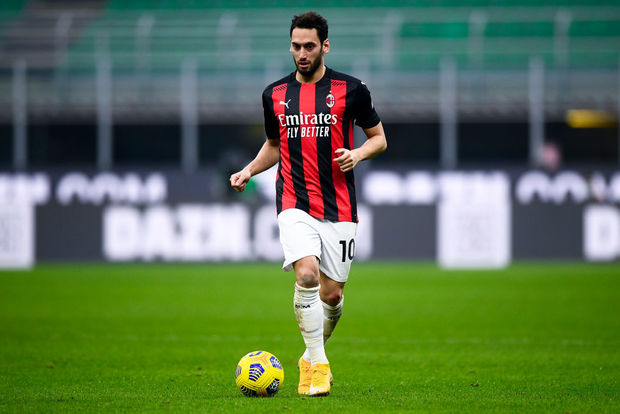 Hakan Çalhanoğlu “Milan”dan daha çox pul istəyir