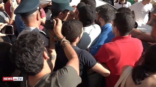 İrəvanda hərbçilərin cəsədlərinin gizlədilməsinə görə etiraz aksiyası keçirilib - FOTO