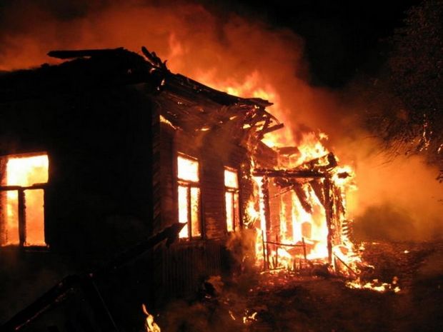 Bakıda üçmərtəbəli evdə yanğın, bir nəfər xilas edildi