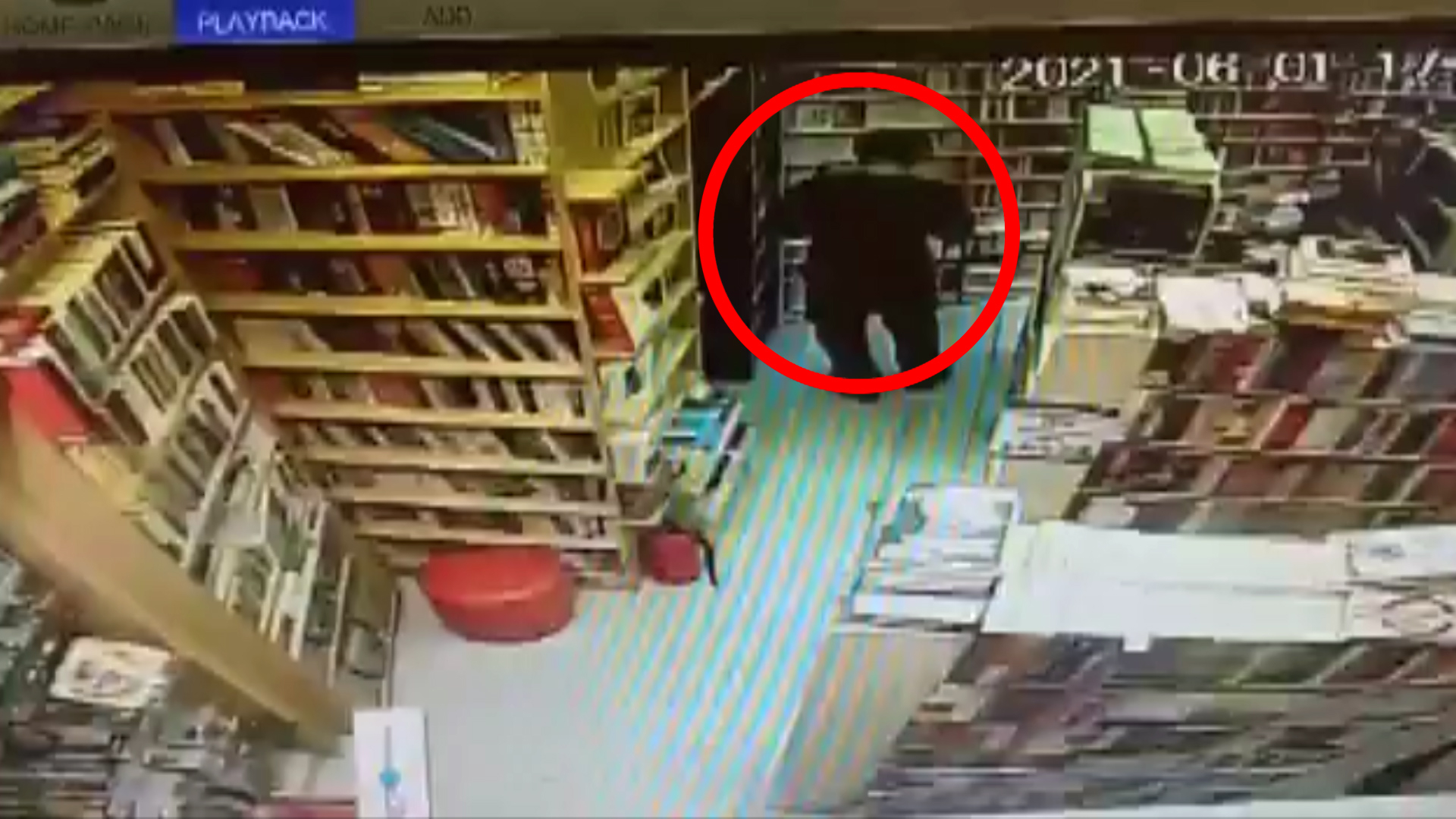 Polis əməliyyat keçirdi: Kitab oğurlayan gənclər saxlanıldı - VİDEO