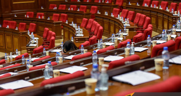 Erməni millət vəkillərindən növbəti rüsvayçılıq: Parlament boş qaldı