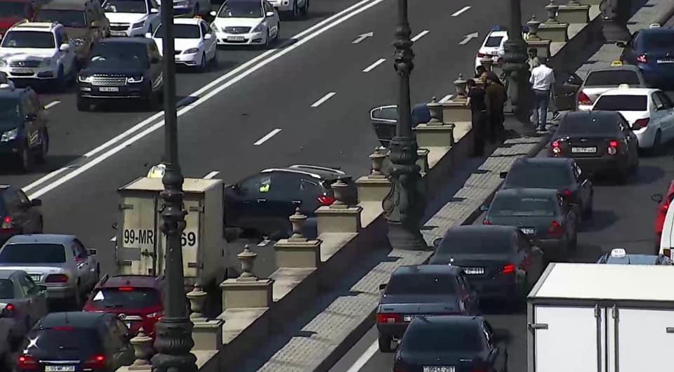 Bakının Heydər Əliyev prospektində yol qəzası baş verib